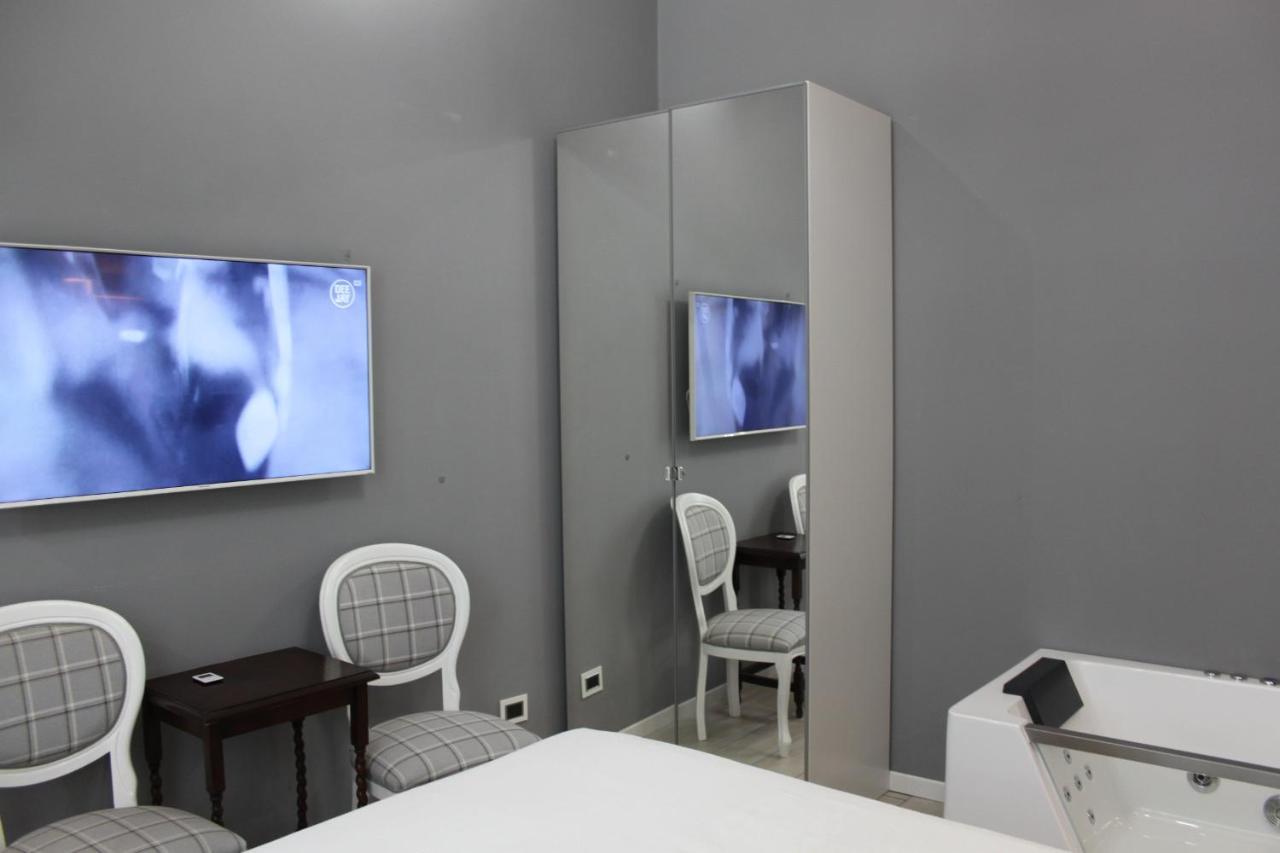 Jacuzzi Apartament By Parmacentro B&B Exterior foto