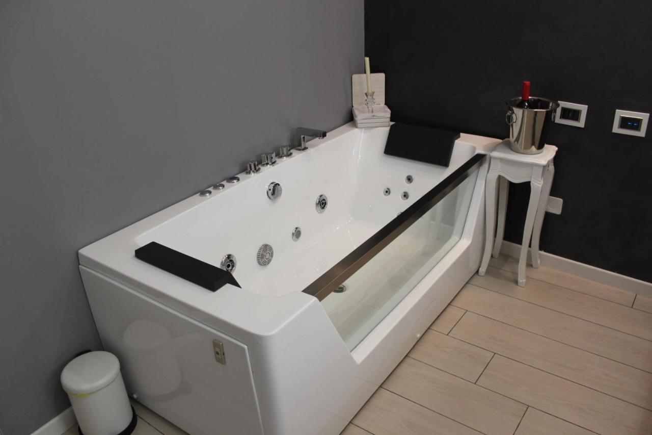 Jacuzzi Apartament By Parmacentro B&B Exterior foto