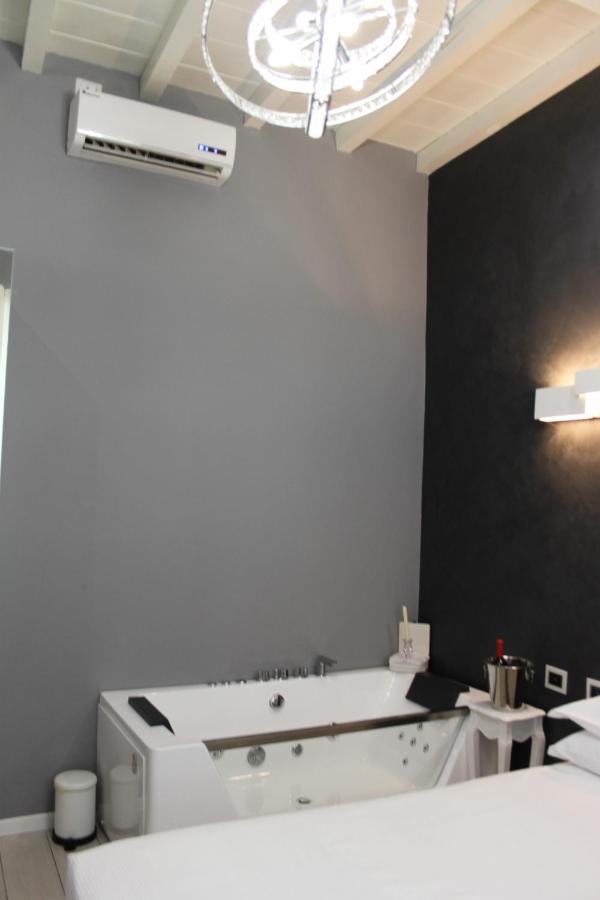 Jacuzzi Apartament By Parmacentro B&B Exterior foto