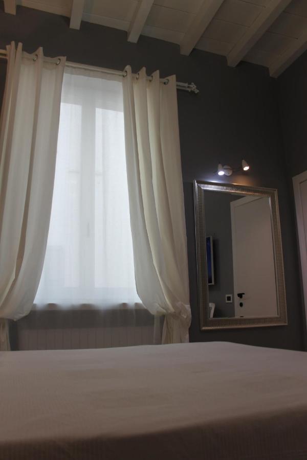 Jacuzzi Apartament By Parmacentro B&B Exterior foto