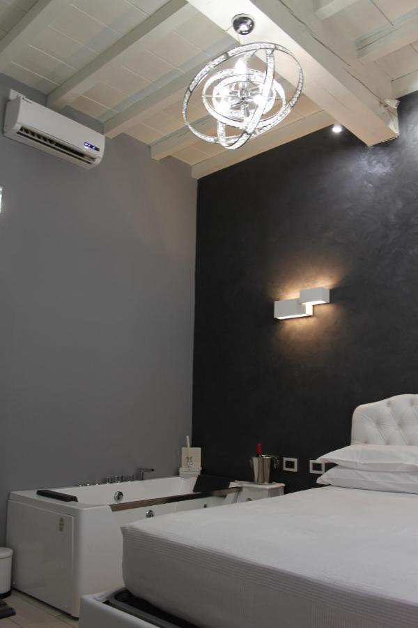 Jacuzzi Apartament By Parmacentro B&B Exterior foto