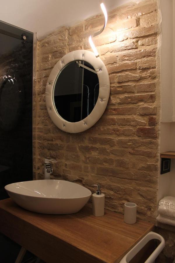 Jacuzzi Apartament By Parmacentro B&B Exterior foto