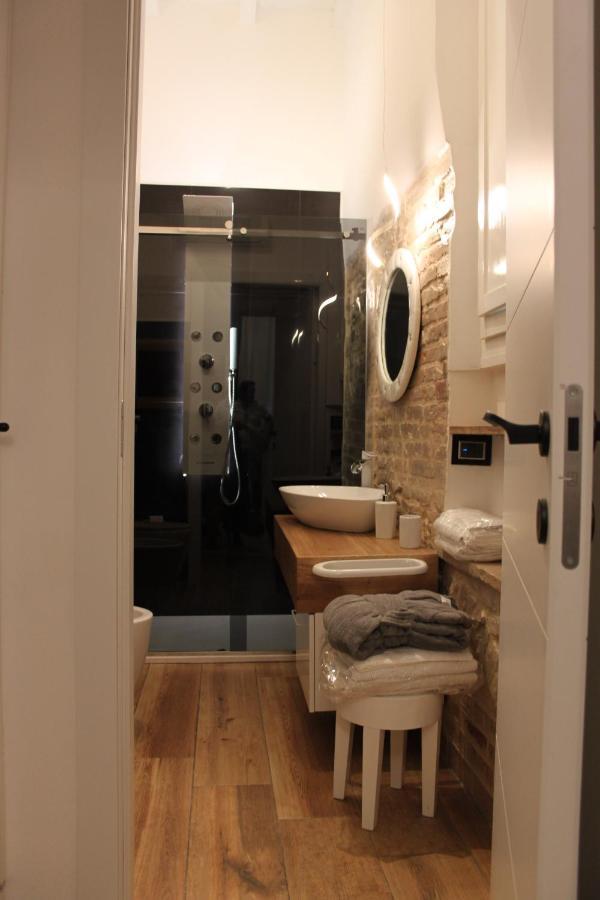Jacuzzi Apartament By Parmacentro B&B Exterior foto