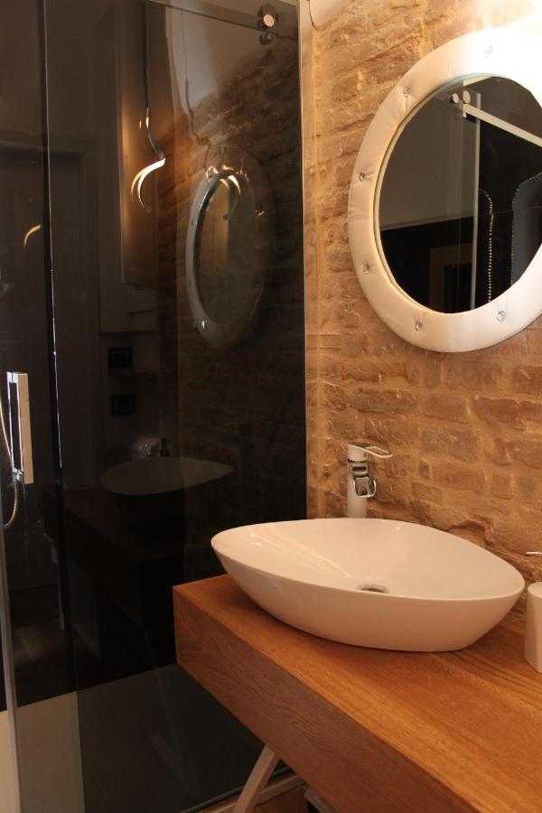 Jacuzzi Apartament By Parmacentro B&B Exterior foto